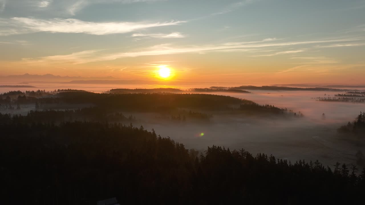 일출 때 안개로 둘러싸인 위드비 섬의 손길이 닿지 않은 자연의 공중 전망
