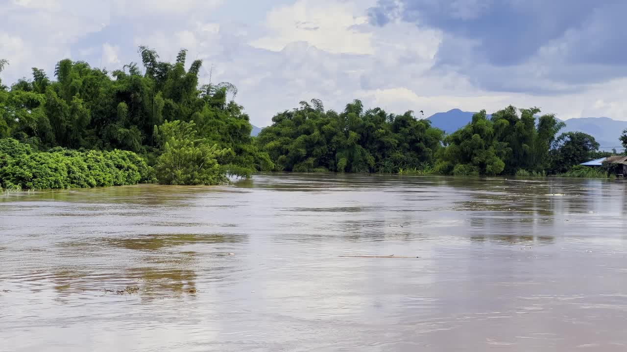 secuelas de fuertes tormentas con inundaciones masivas de agua en chiang mai, norte de tailandia