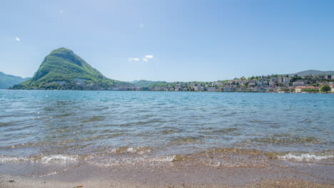 Zeitraffer-Am-Strand-Von-Lugano,-Welle-Um-Welle