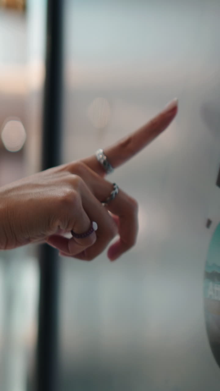 Mano che indica un touchscreen con anelli