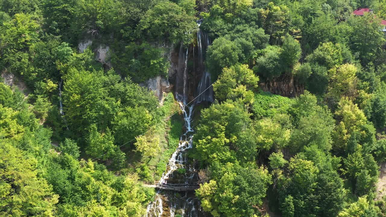 Veduta aerea delle bellissime cascate di Sopotnica sulle pendici del monte Jadovnik in Serbia - discesa aerea