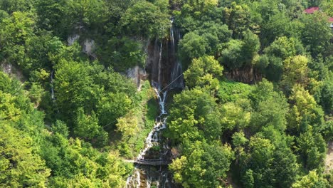 Vista-Aérea-De-Las-Hermosas-Cascadas-De-Sopotnica-En-Las-Laderas-De-La-Montaña-Jadovnik-En-Serbia---Descenso-Aéreo