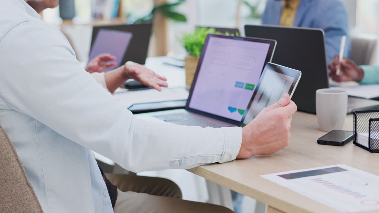 reunión, discusión y gente de negocios con gráfico