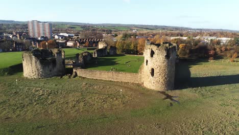 Antiguo-Pedernal-Castillo-Medieval-Patrimonio-Militar-Galés-Ruinas-Vista-Aérea-Punto-De-Referencia-Horizonte-Lento-Derecho-órbita