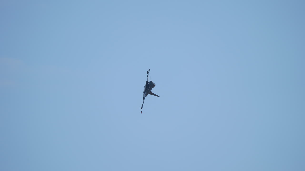 avión de combate en el cielo