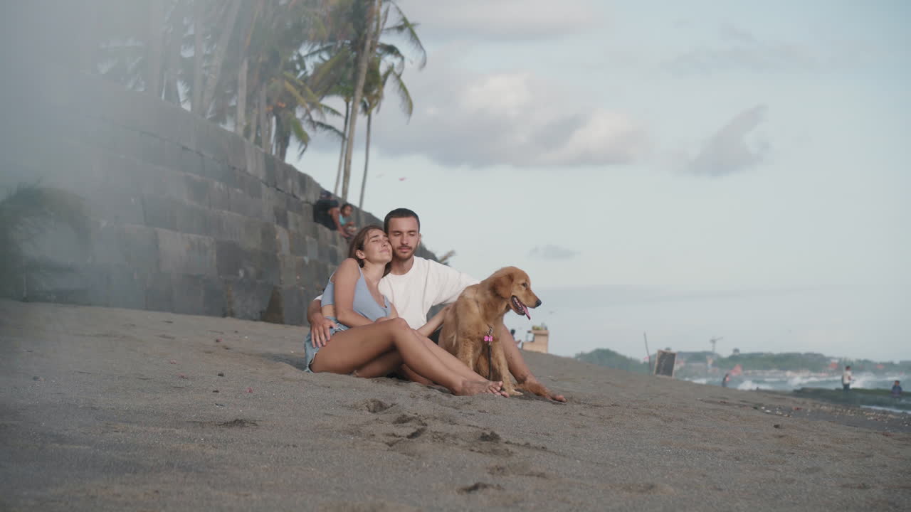pareja disfrutando del clima cálido en la playa