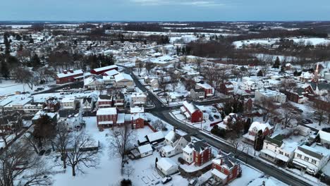 Antena-360-De-Un-Pequeño-Pueblo-Americano-Cubierto-De-Nieve.