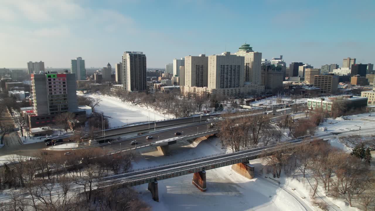 el puente de la calle principal y el río assiniboine en invierno, winnipeg, manitoba.