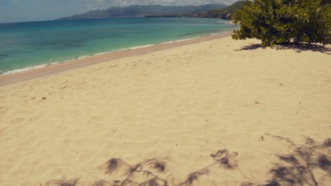 Erstaunliche-Aufnahmen-Eines-Weißen-Sandstrandes-Auf-Der-Karibikinsel-Grenada
