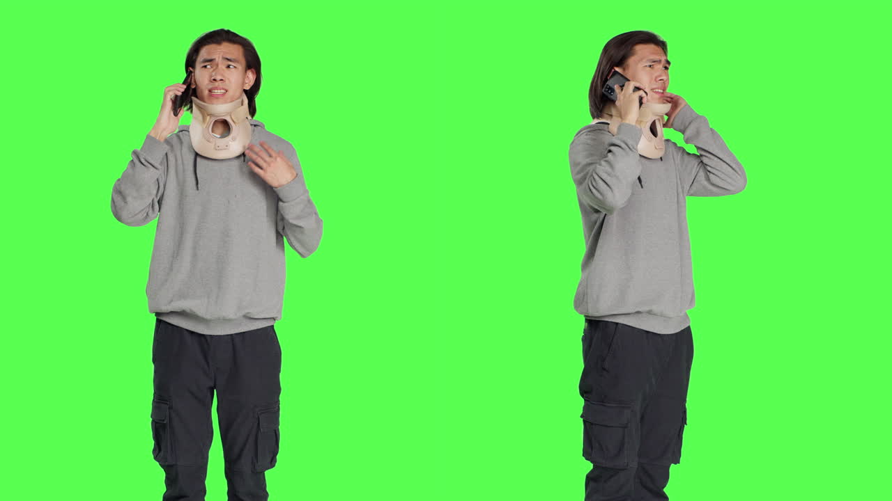 목걸이를 입은 성인이 전화에 응답합니다.