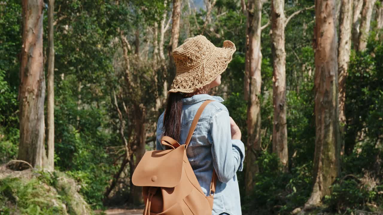 una mujer asiática en la naturaleza.
