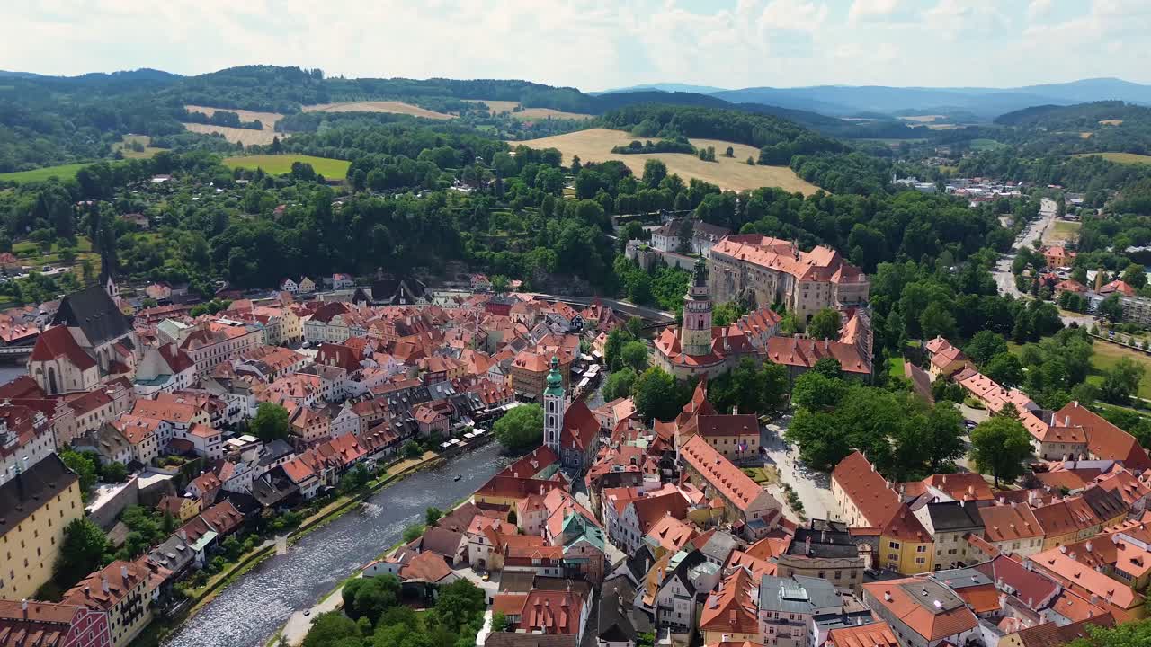 rotación de la cámara alrededor del antiguo castillo por encima de la ciudad
