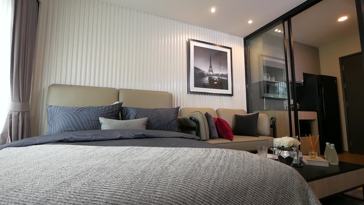 dormitorio completamente amueblado con muebles elegantes y buena iluminación