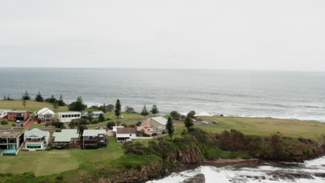 Disparo-Aéreo-De-Un-Dron-Volando-Rápidamente-Alrededor-Del-Promontorio-De-Gerroa-En-Un-Día-Tormentoso-En-La-Costa-Sur-De-Nueva-Gales-Del-Sur,-Australia