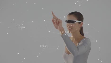 mujer con un auricular de realidad virtual