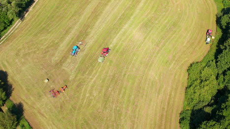 Mehrere-Traktoren-Mähen-Gras-Und-Verarbeiten-Es-Zu-Grasballen