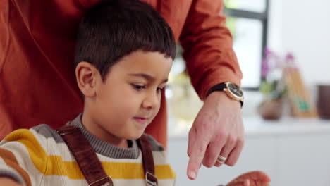 familia haciendo sándwiches juntos