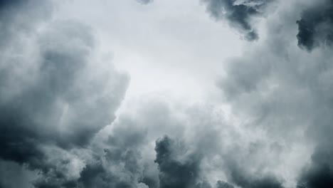 Gewitter,-Die-Unter-Der-Oberfläche-Von-Wolken-Auftreten,-Die-Sich-Am-Himmel-Bewegen