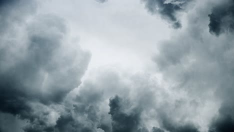 tormentas eléctricas que ocurren debajo de la superficie de las nubes que se mueven en el cielo