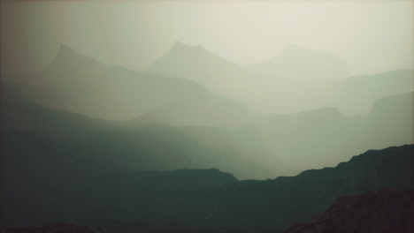 niebla profunda en las montañas de afganistán por la noche