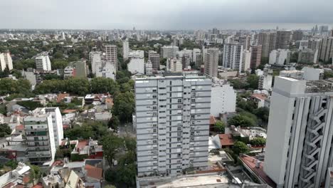 Luftdrohnen-Fliegen-über-Hohen-Gebäuden-Der-Villa-Ortuzar-Chacarita-Buenos-Aires-Argentinien,-Ruhige-Wohngegend