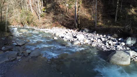 Wunderschöne-Aussicht-Von-Oben-Auf-Den-Türkisfarbenen,-Kristallklaren-Fluss