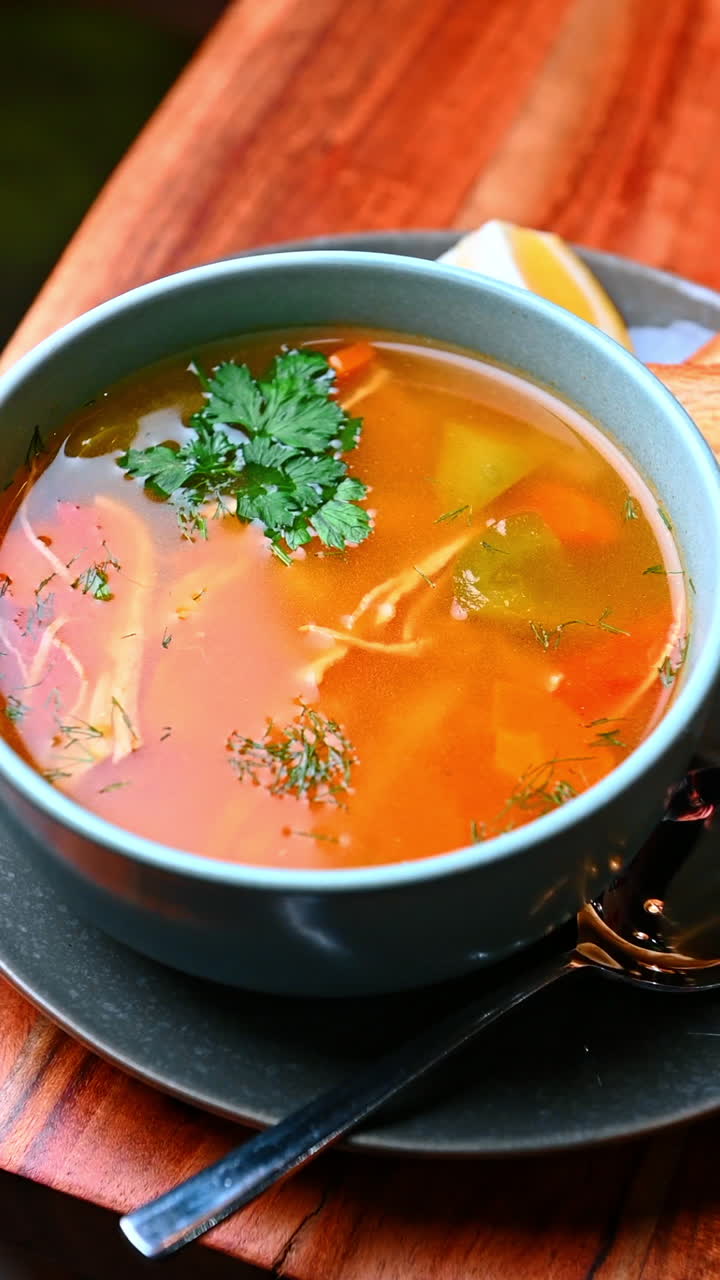 Caldo claro con tiras de pollo. Caldo claro de pollo con finas lonchas de carne y verduras