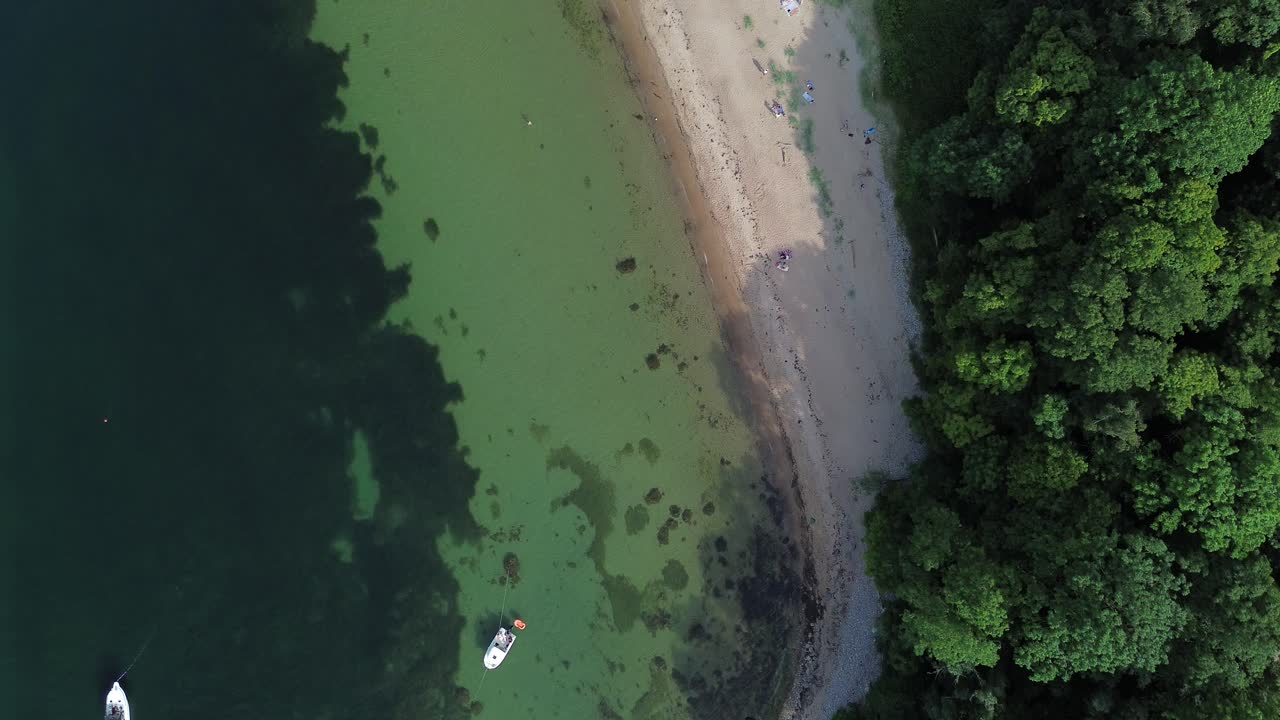 스웨덴의 벤 섬: 벤 섬의 모래 해변과 인접한 노레보르크 항구의 상공 영상