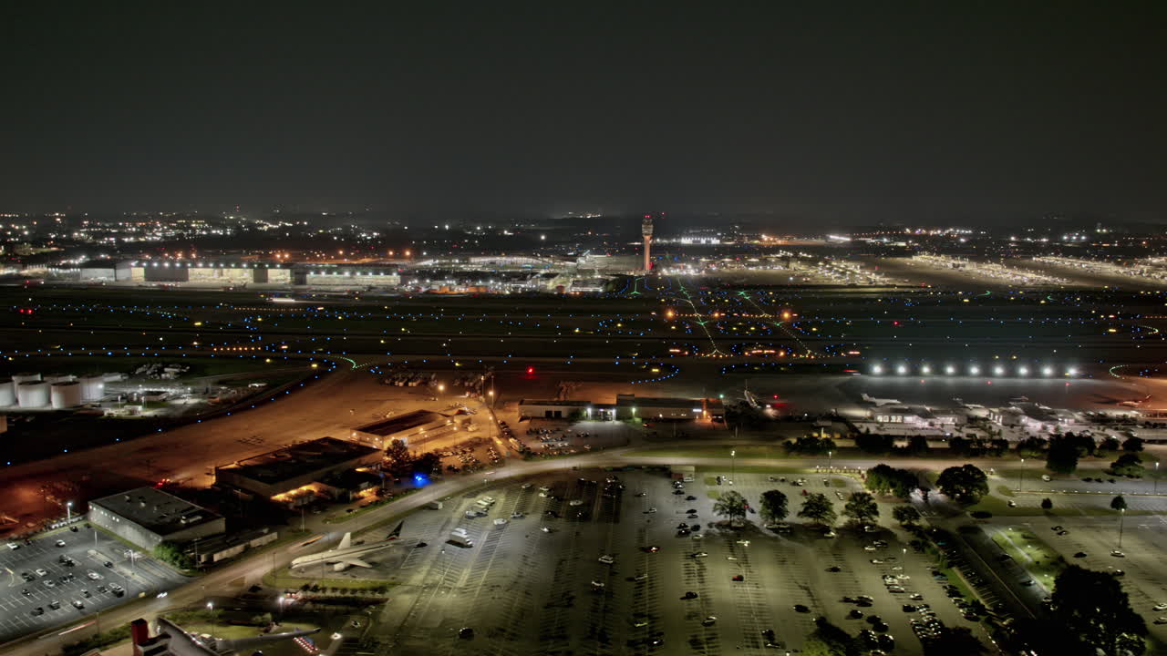 atlanta georgia aerial v888 night hyperlapse drone flyover hapeville college park capturando las actividades de la pista de aterrizaje ocupada en el aeropuerto internacional de atlanta hartsfield - filmado con mavic 3 pro cine - junio 2023