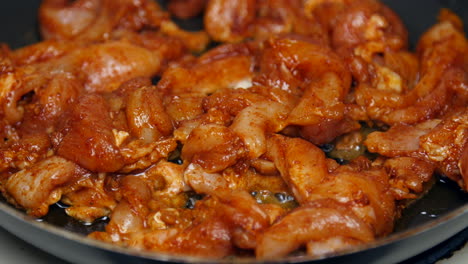 Seasoned-chicken-simmers-in-a-pan