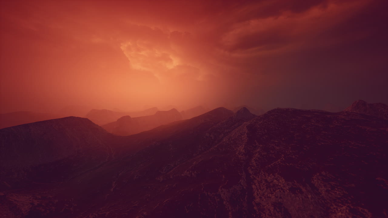 cielo dramático sobre montañas rocosas al atardecer