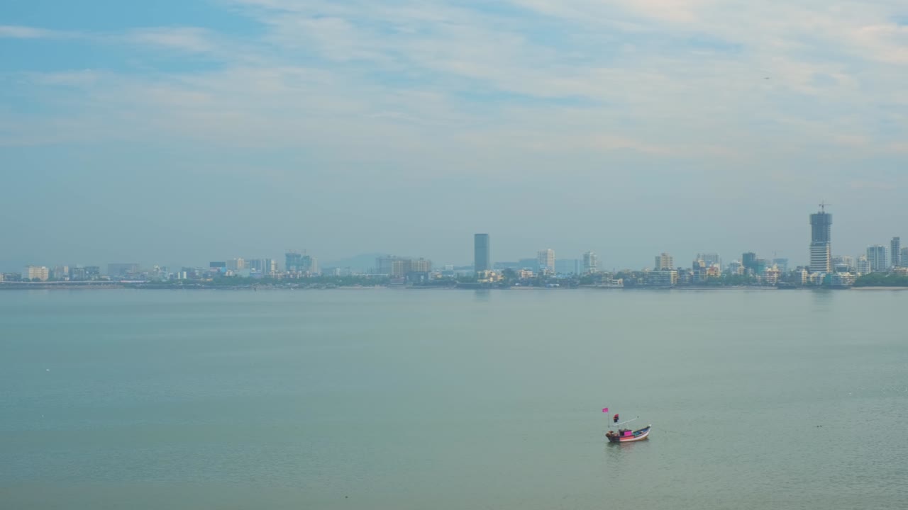 인도 수도 바이의 스카이라인, 시 보트 및 라지브 간디 시 링크 (rajiv gandhi sea link) 라고 불리는 바드라-워리 (bandra-worli) 다리. 바이 (바이) 마하라슈트라, 인도
