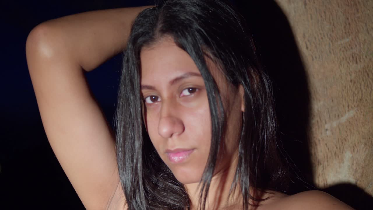 reescribir el primer plano facial de una joven latina por la noche con un amanecer en el fondo