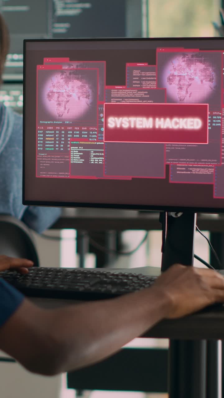 Vertikal video: Afroamerikansk it-ingeniør skriver kode og støder på hacking-advarsel på computeren