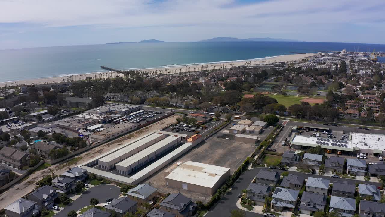 fotografía aérea de un parque industrial en port hueneme con las islas del canal visibles en la distancia
