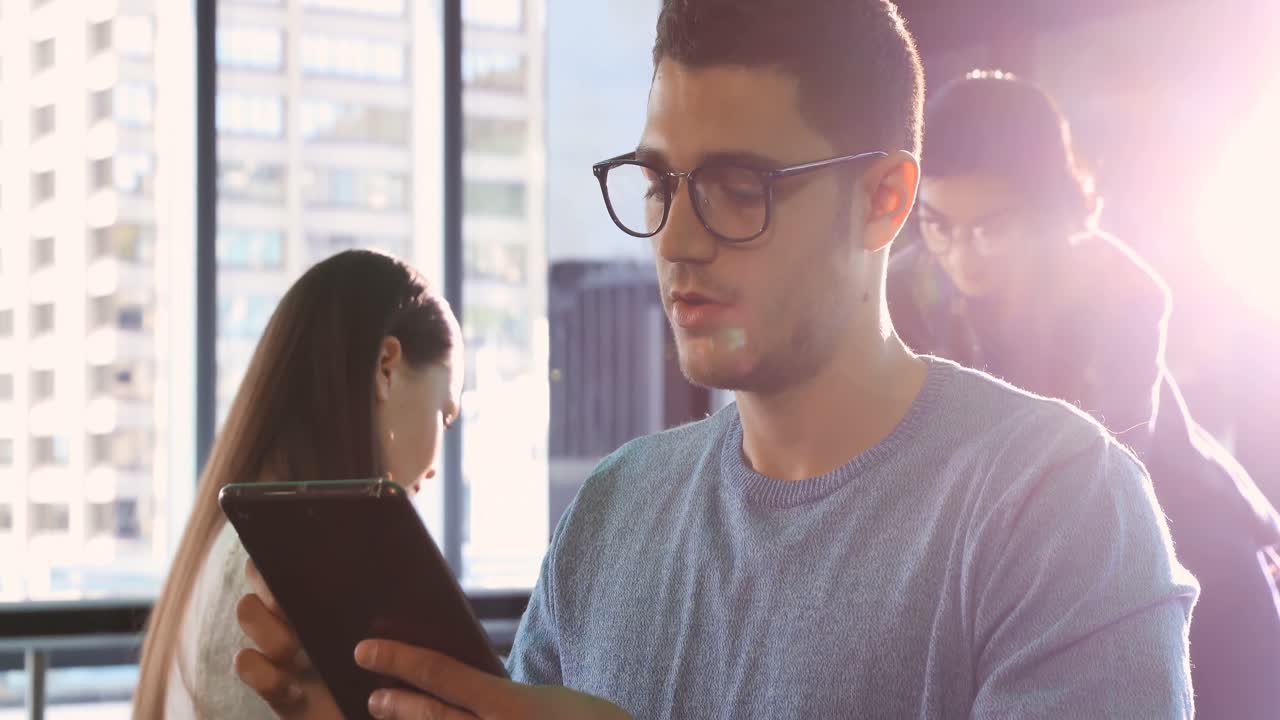 compañeros de trabajo que trabajan juntos 4k