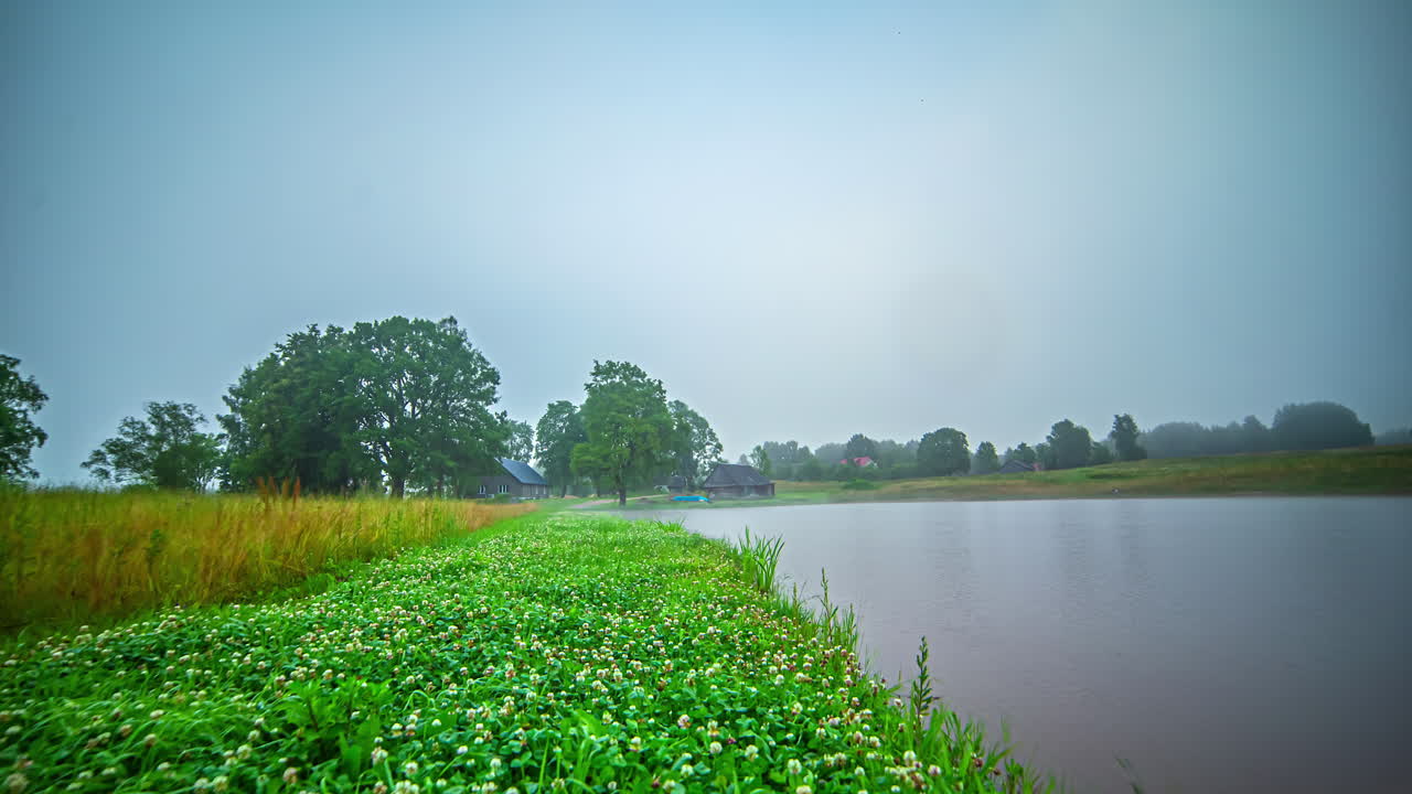 호수 가장자리에서 본 일출은 비가 내리고 안개가 자욱합니다 - 오랜 시간 경과