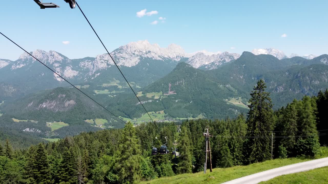 teleférico en los alpes austriacos, con hermosas montañas en el fondo