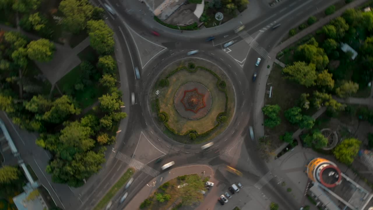 vista aérea de 4k del lapso de tiempo de la carretera con coches circulares.