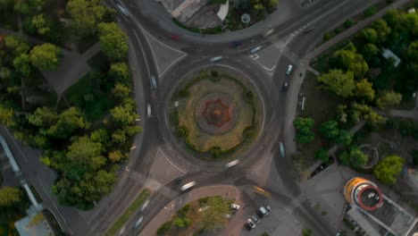 vista aérea de 4k del lapso de tiempo de la carretera con coches circulares.