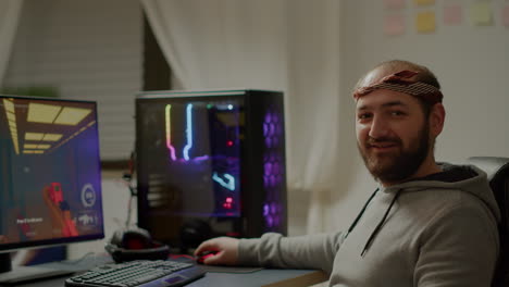 Portrait-of-happy-man-looking-at-camera-smiling