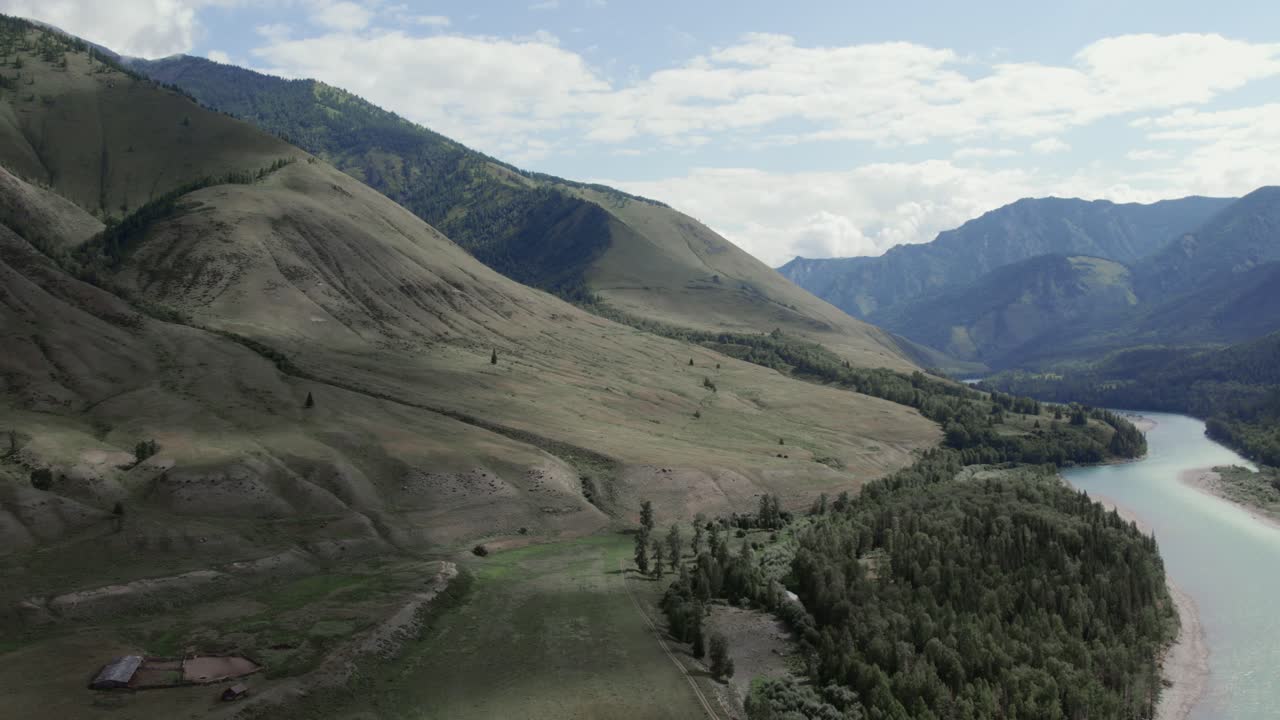 Riprese aeree della valle di Ak-Kem con ripidi pendii montuosi e canali fluviali serpeggianti vicino al Monte Belukha, Repubblica dell'Altai, Russia, scenario di natura selvaggia remota
