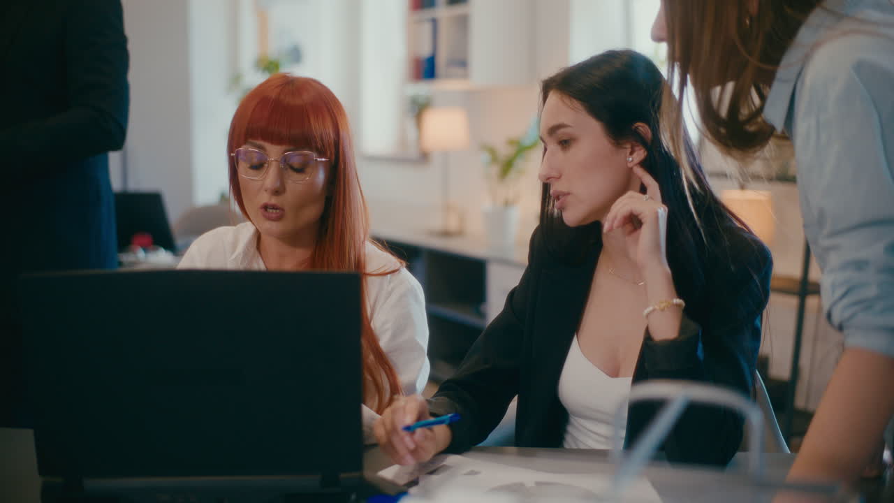 직원들이 사무실에서 회의에서 논의하고 있습니다.