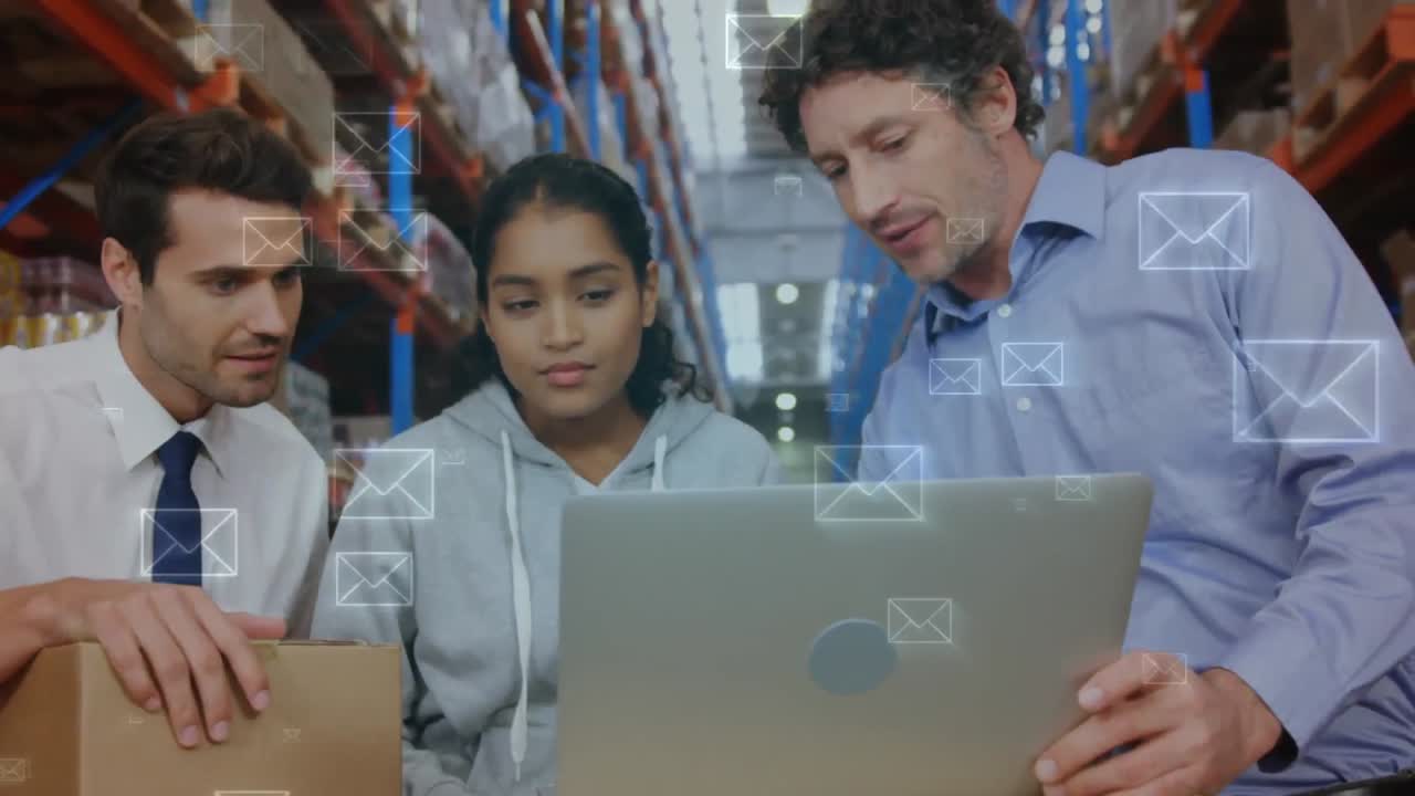 gerentes discutiendo en un almacén