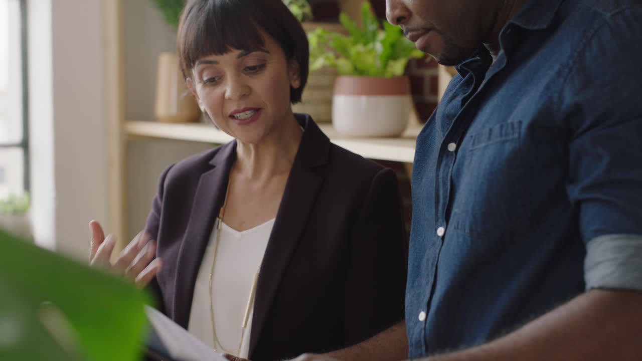 diversos empresarios se reúnen para intercambiar ideas sobre estrategias creativas para la creación de empresas. disfrutan de la colaboración y del intercambio de ideas en el espacio de trabajo moderno de la oficina.