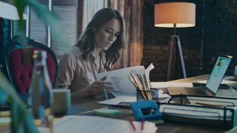 mujer de negocios seria haciendo análisis de datos de negocios. mujer trabajadora en el lugar de trabajo