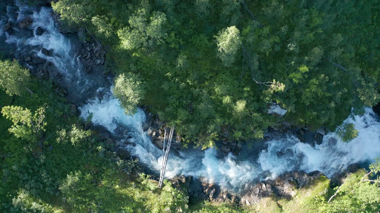 강력한 스트림 stikkelvikelva는 공중에서 캡처됩니다