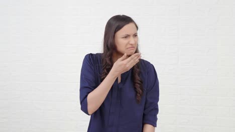 chica india disgustada por el mal olor