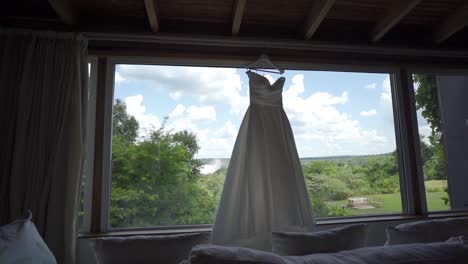 Vestido-De-Novia-Colgado-En-La-Ventana-Abierta-De-La-Habitación-Con-Vistas-Al-Paisaje-De-Las-Cataratas-Del-Iguazú