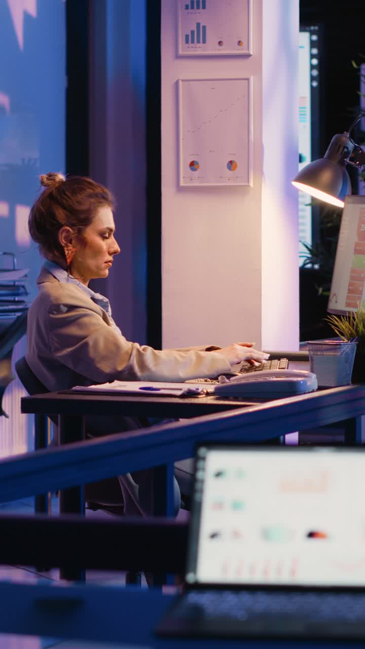 Video verticale: impiegata che guarda le analisi di una startup su un PC